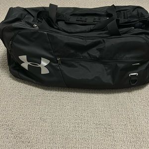 Large Under Armour Diffle Bag - Excellent Used Condition.